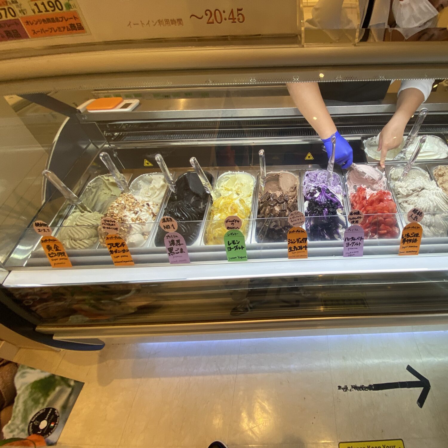 ハレTerrace アイスクリーム　店内の棚