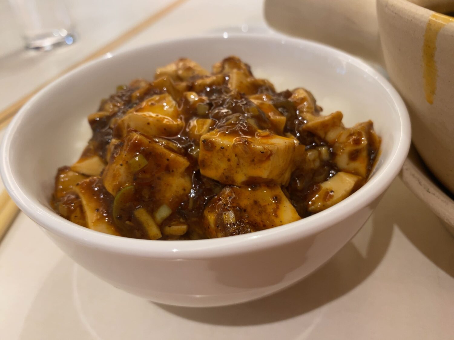 四川飯店の麻婆豆腐を丼スタイルにした写真