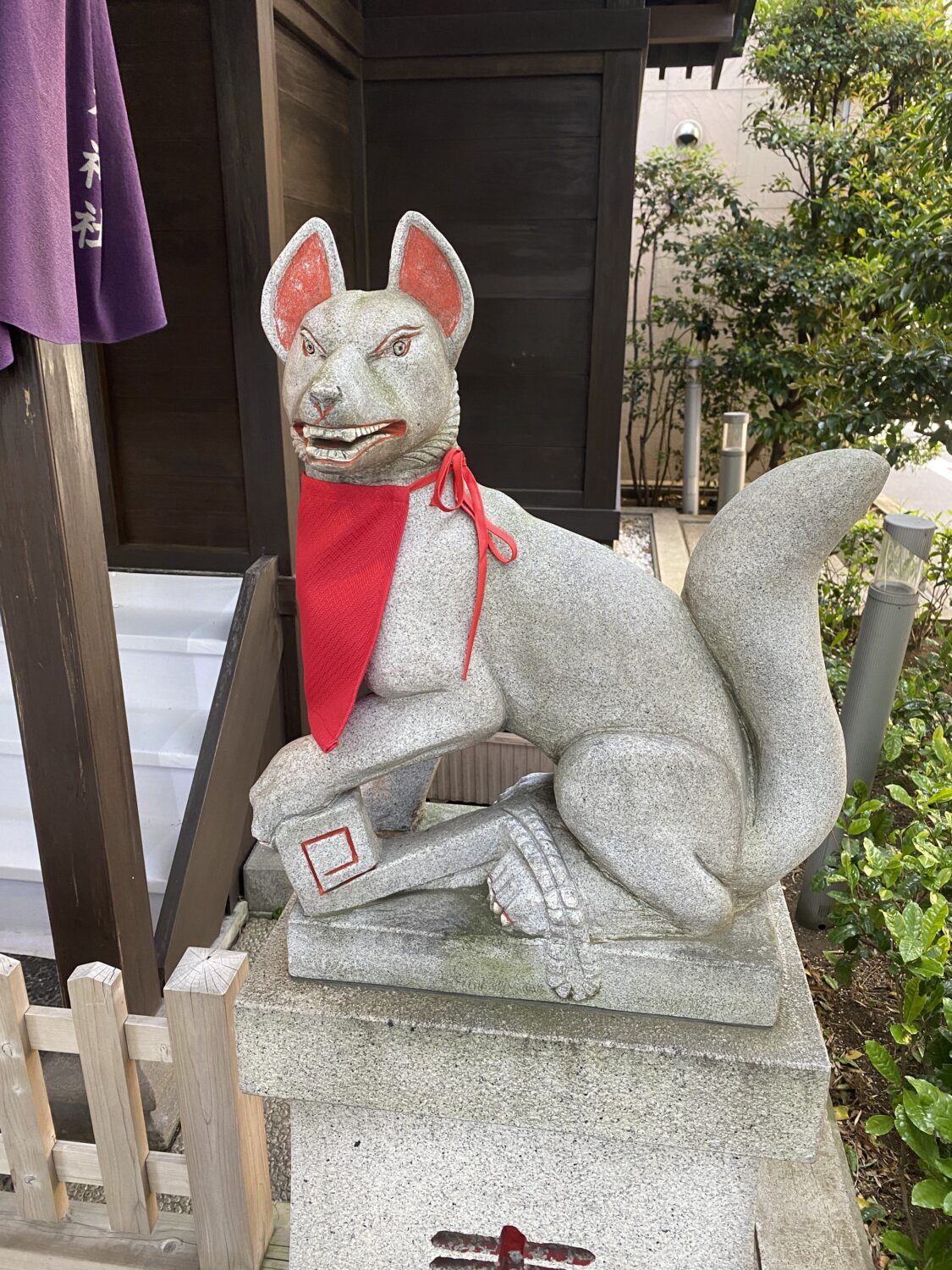 茶ノ木神社に鎮座する狛狐
