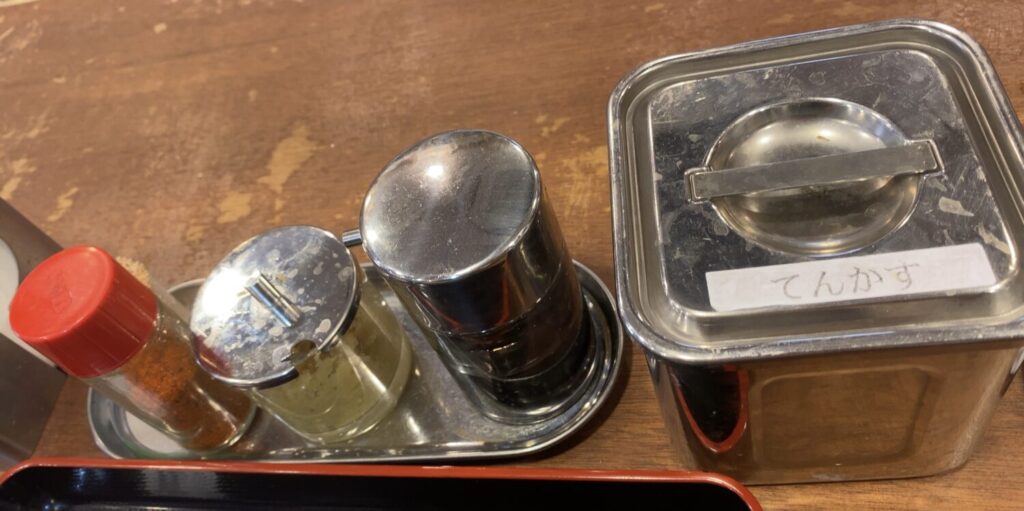 日本橋おにやんまのテーブル調味料の写真