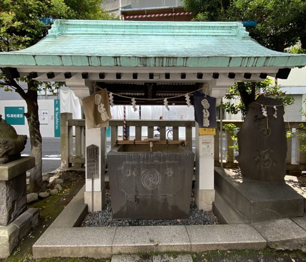 椙森神社の手水舎と石碑