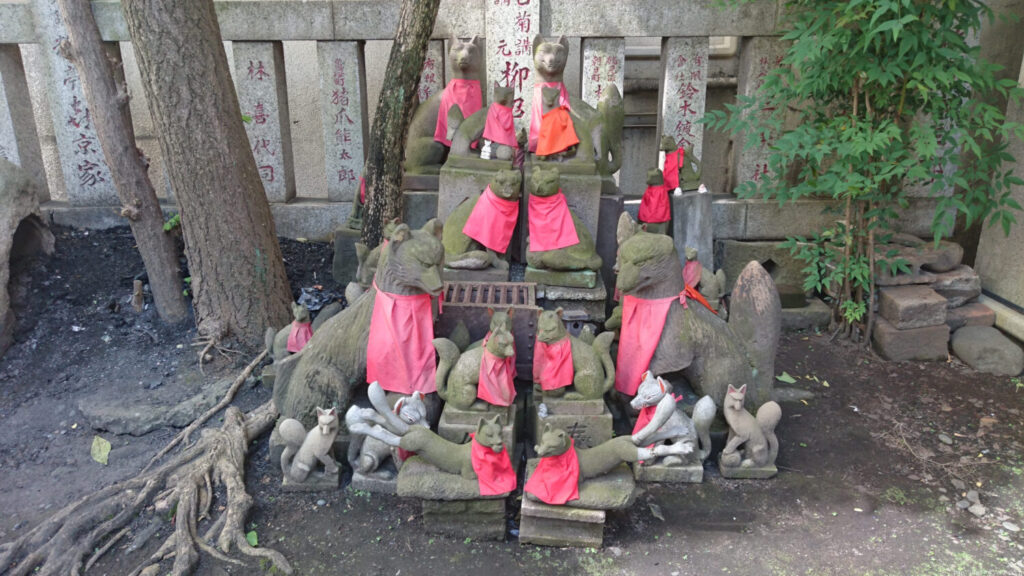 笠間稲荷神社東京別社のキツネの像