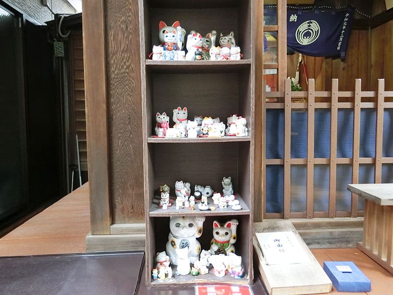 日本橋・三光稲荷神社の招き猫