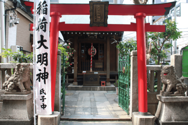 日本橋・三光稲荷神社の鳥居と社殿