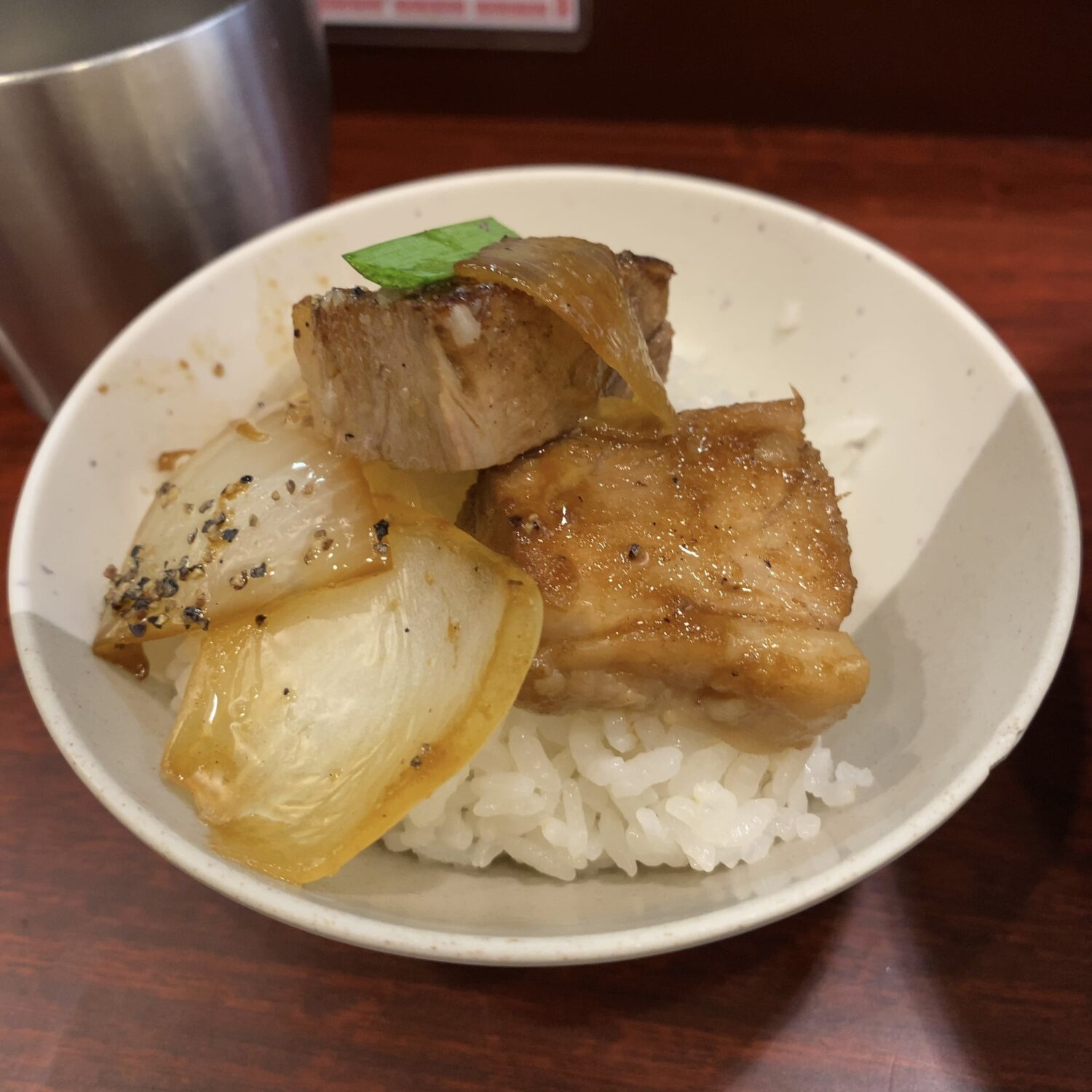 中華そば たた味のラーメンの具材をライスに載っけて"オリジナルスタ丼"にした写真