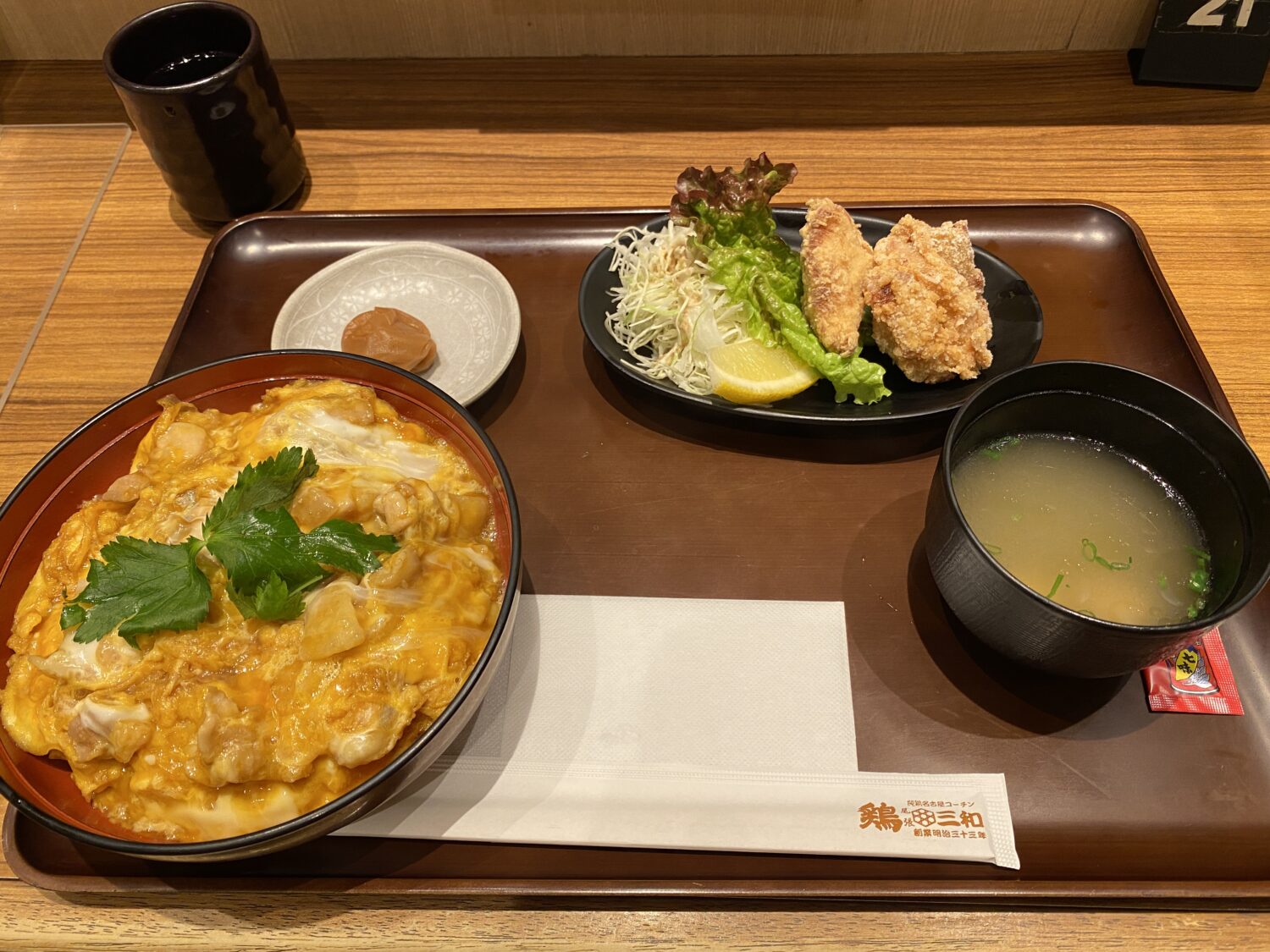 鶏三和の親子丼と唐揚げセットの写真