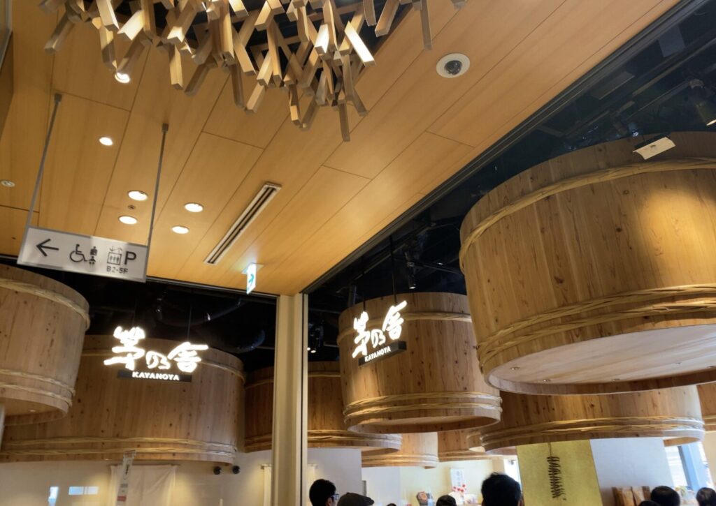 茅乃舎コレド室町日本橋店の天井の桶の写真