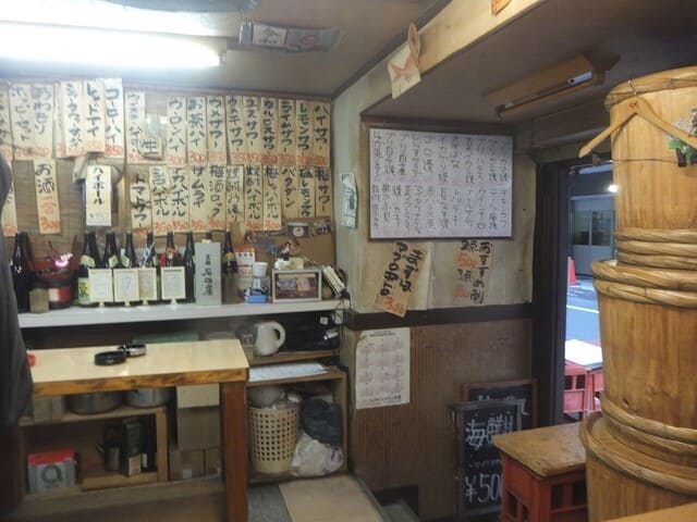 日本橋「立飲み１・２・３」の店内