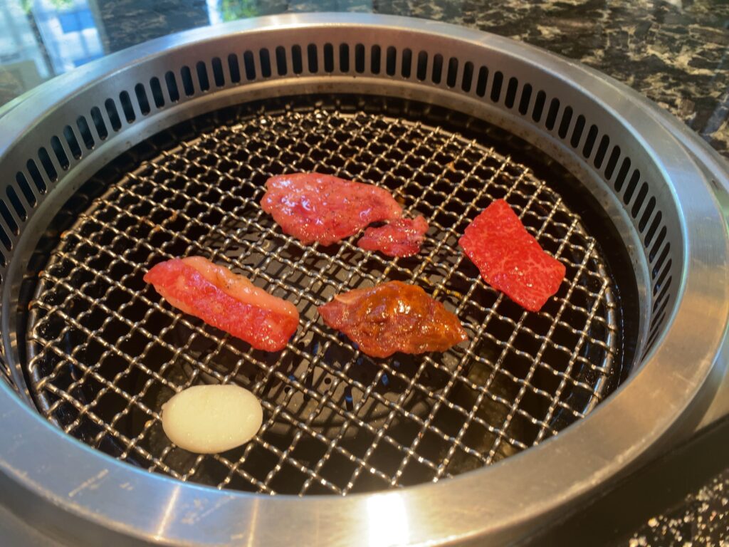 肉を焼いている写真