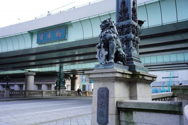 日本橋と獅子像