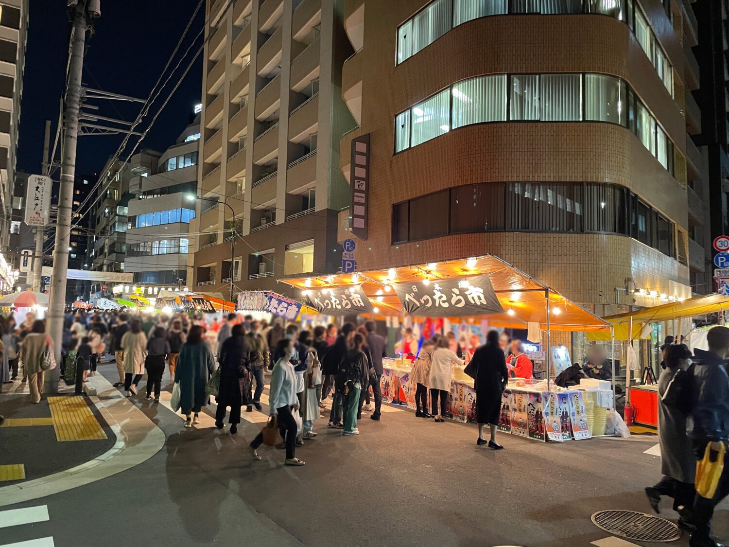 「べったら市」の横幕を掲げた屋台と人でにぎわう夜の日本橋べったら市の会場(2022年)
