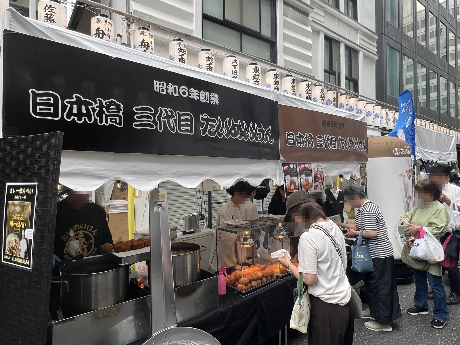 べったら市に出店した日本橋三代目たいめいけんのブースと並ぶ人