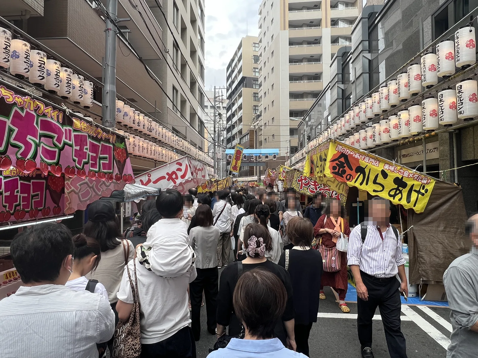 からあげややきそばの屋台が並ぶべったら市の通り