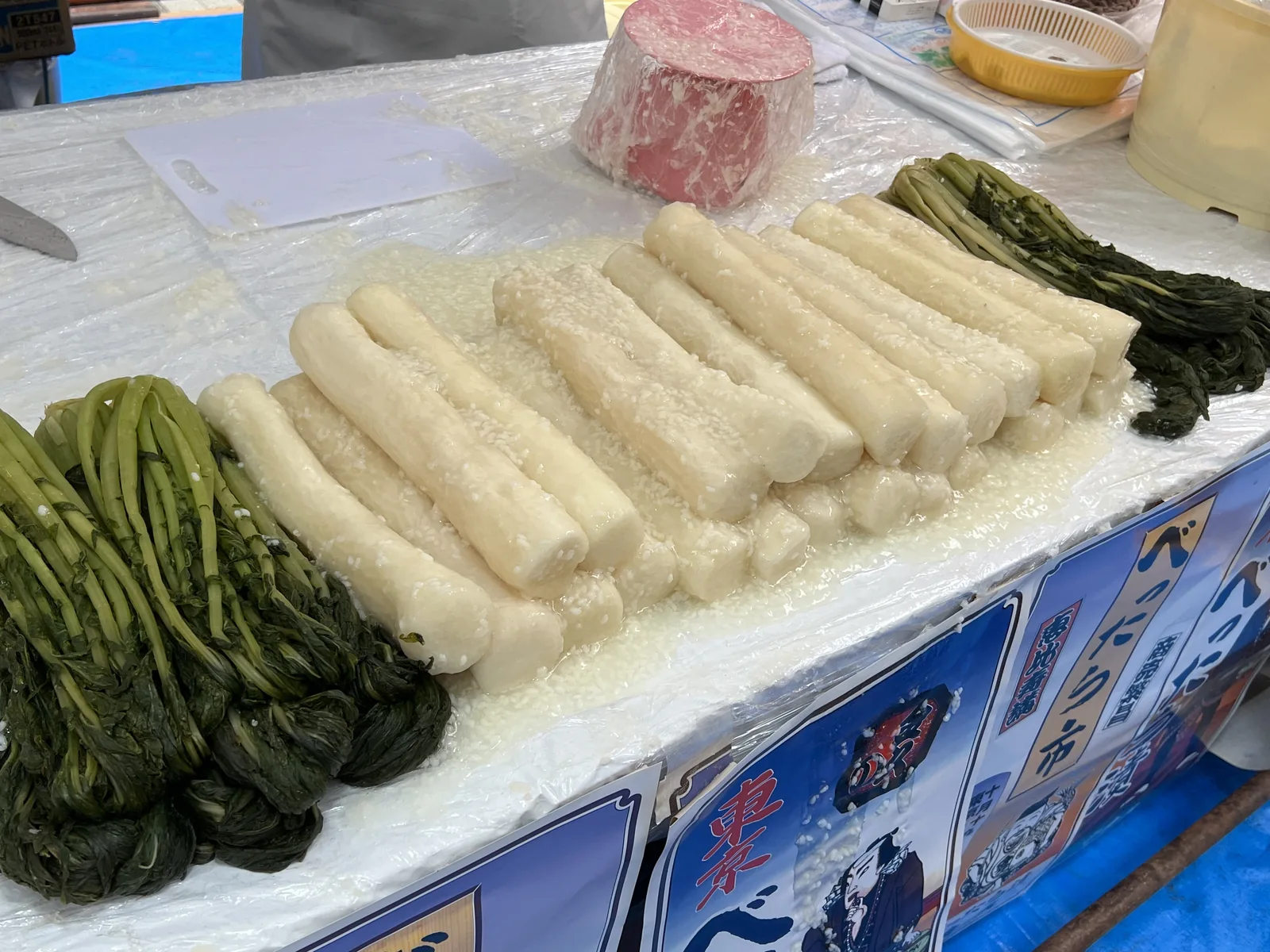 菜と並べて売られる1本丸ごとのべったら漬け