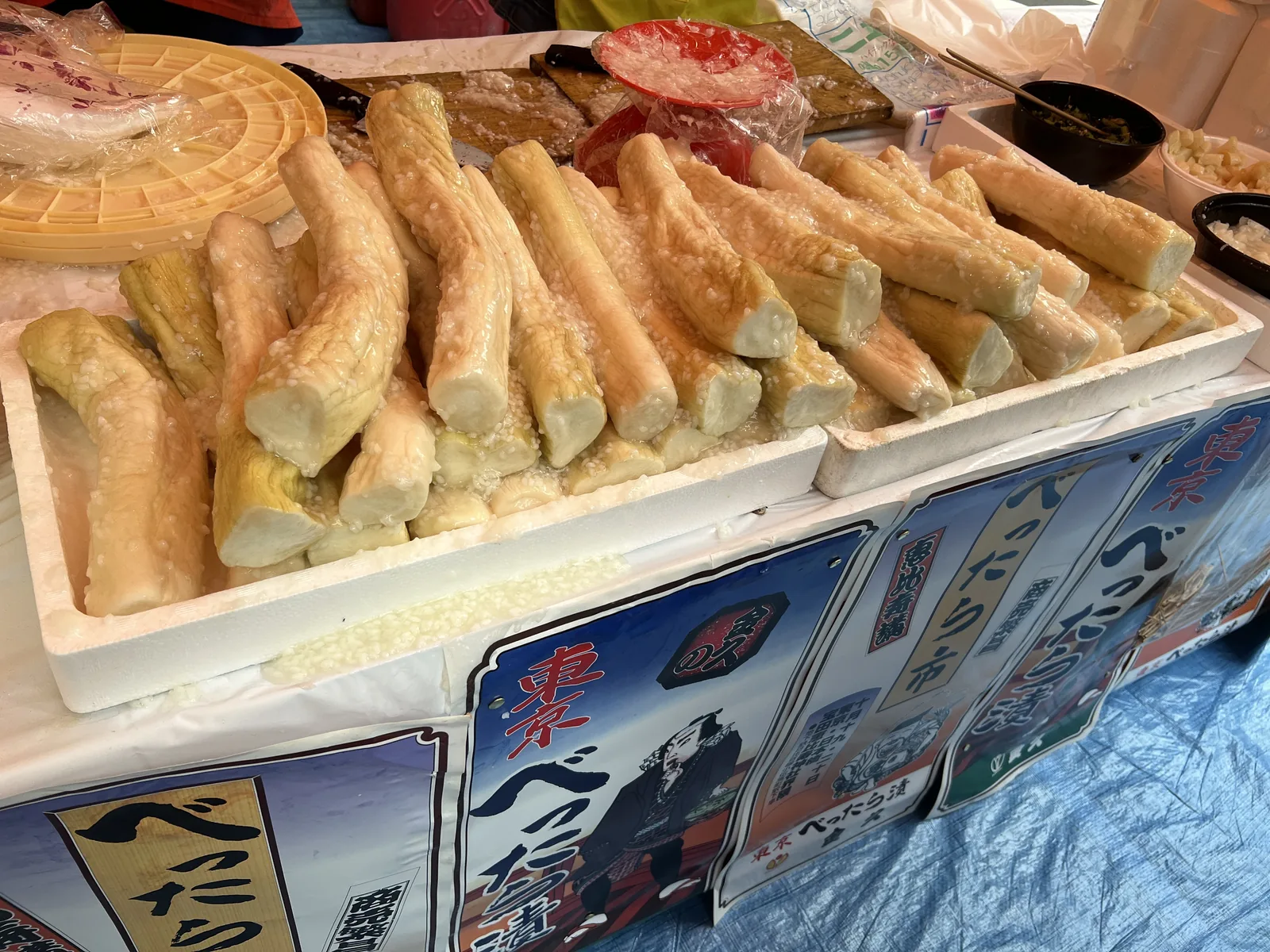 箱に山盛りになった1本丸ごとのべったら漬け