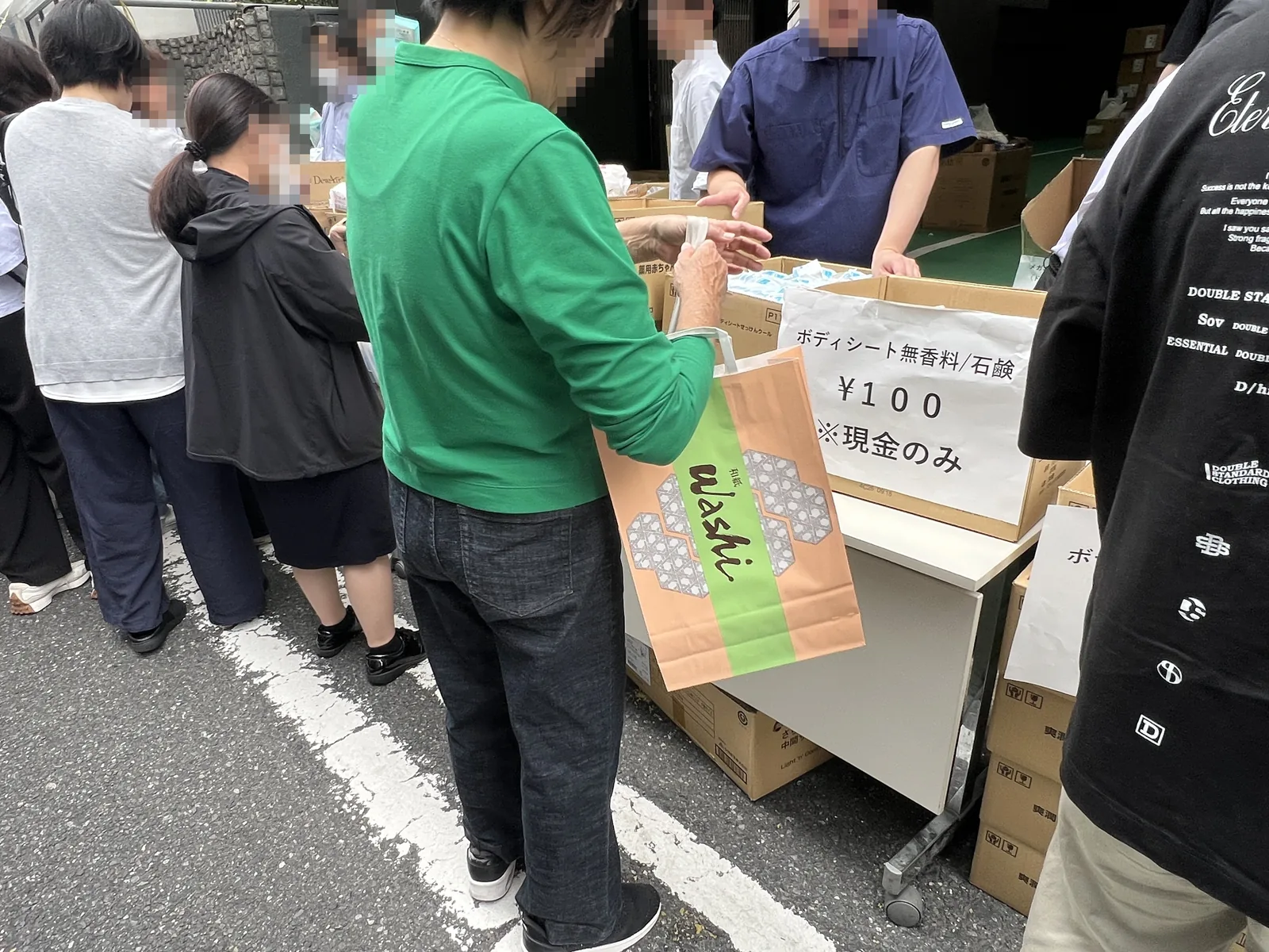 べったら市で約100円で売られていたボディシートと石鹸の売り場