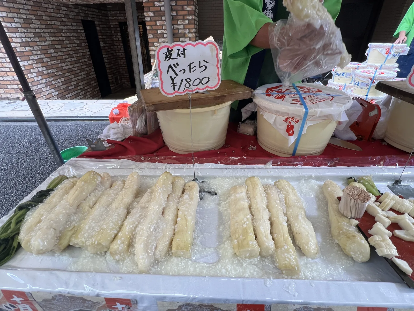 鈴木食品の露店に並ぶ皮付きのべったら漬け