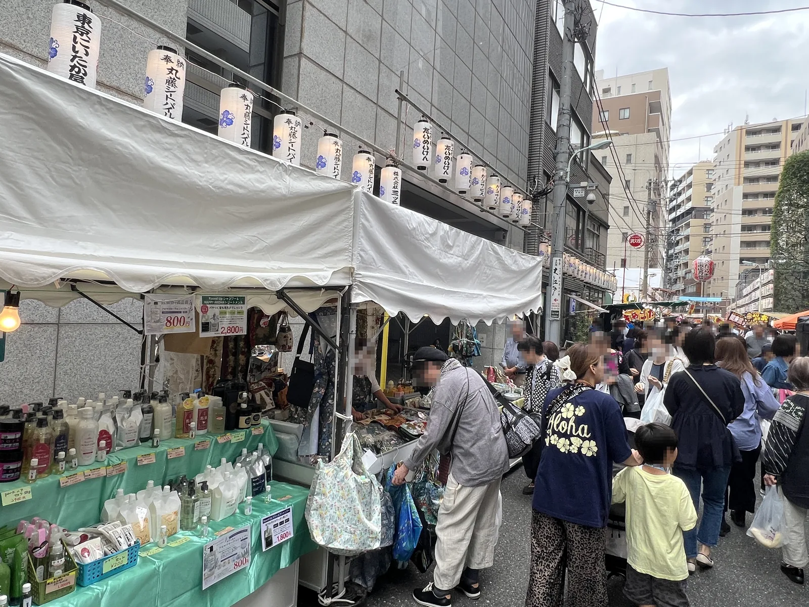 シャンプーや雑貨が並ぶべったら市の物販のブース