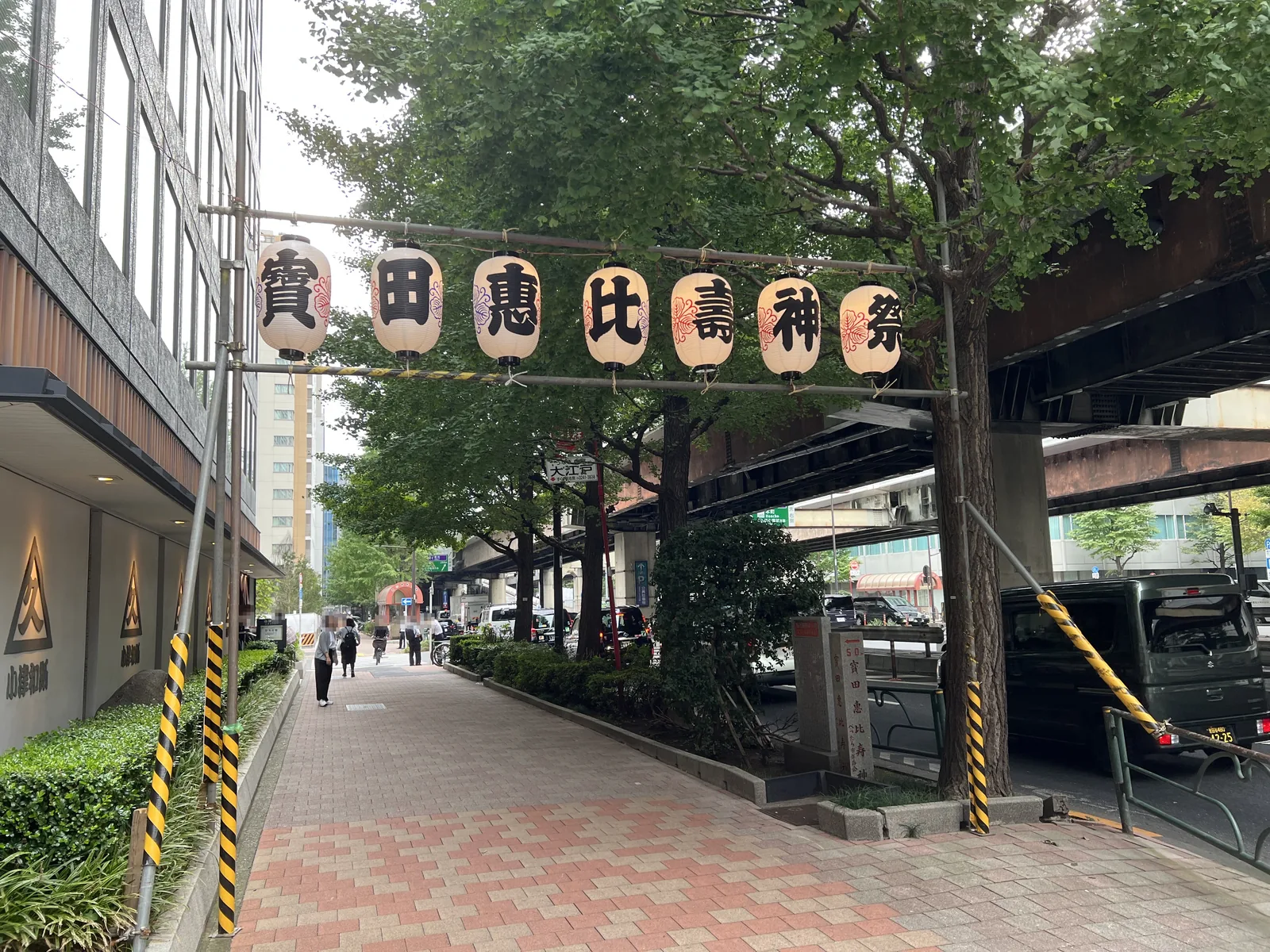 べったら市の入口に並ぶ「寶田恵比壽神祭」の提灯