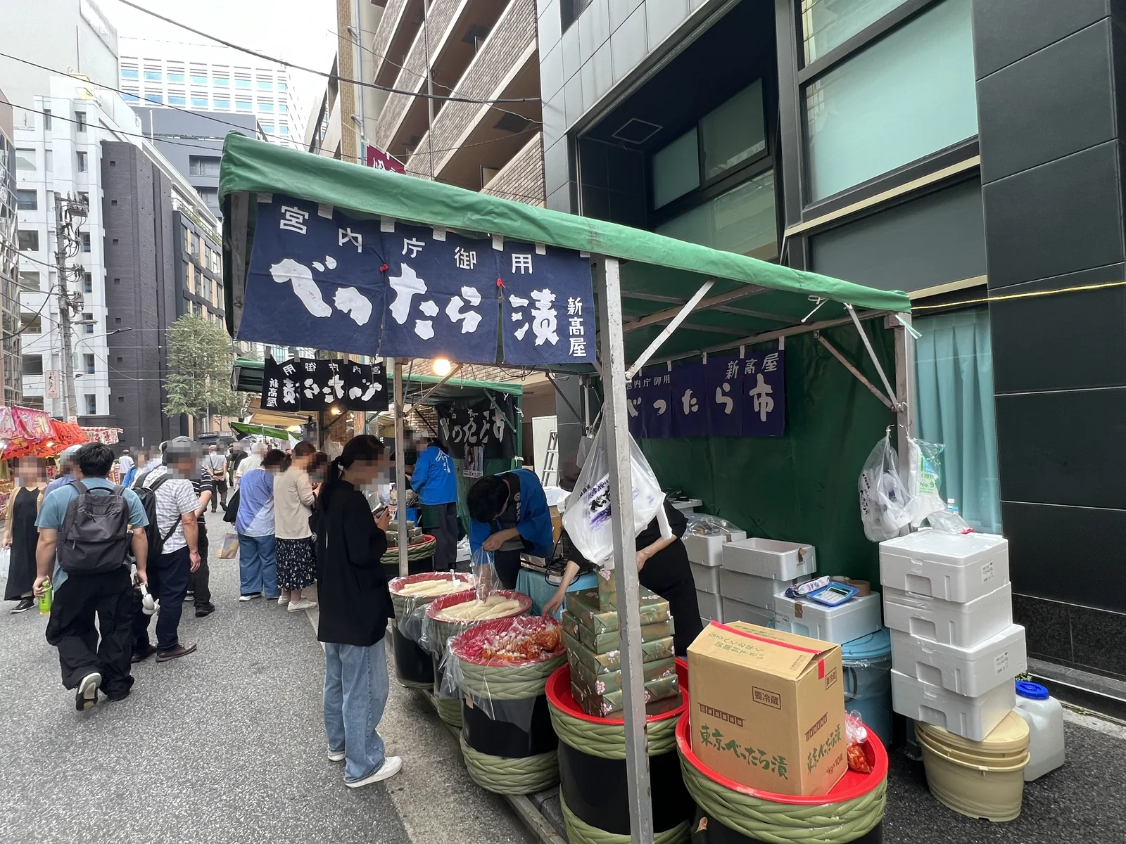 「宮内庁御用」ののれんが掛かる新高屋のべったら漬けの露店