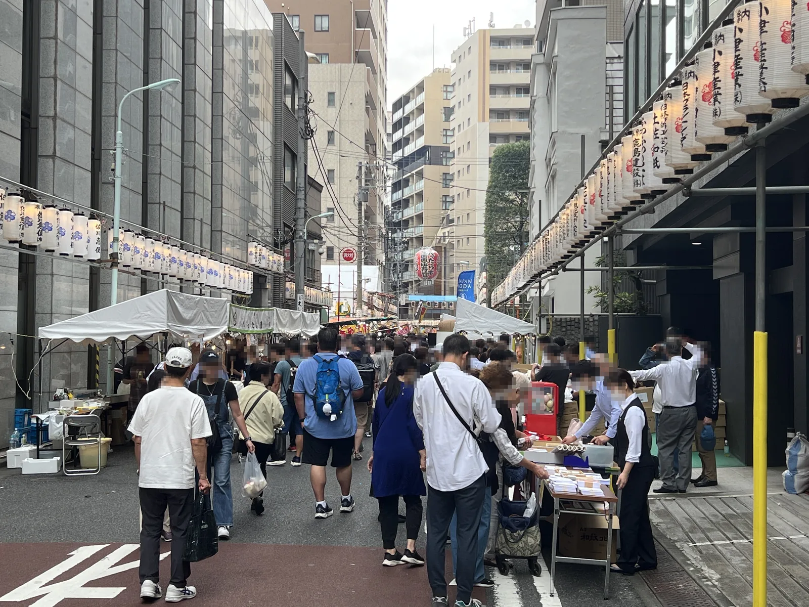 提灯が両側に並び人でにぎわうべったら市の通り