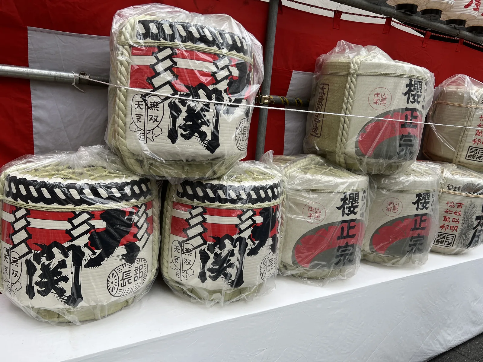 宝田恵比寿神社の前に並ぶ大関や櫻正宗の菰樽