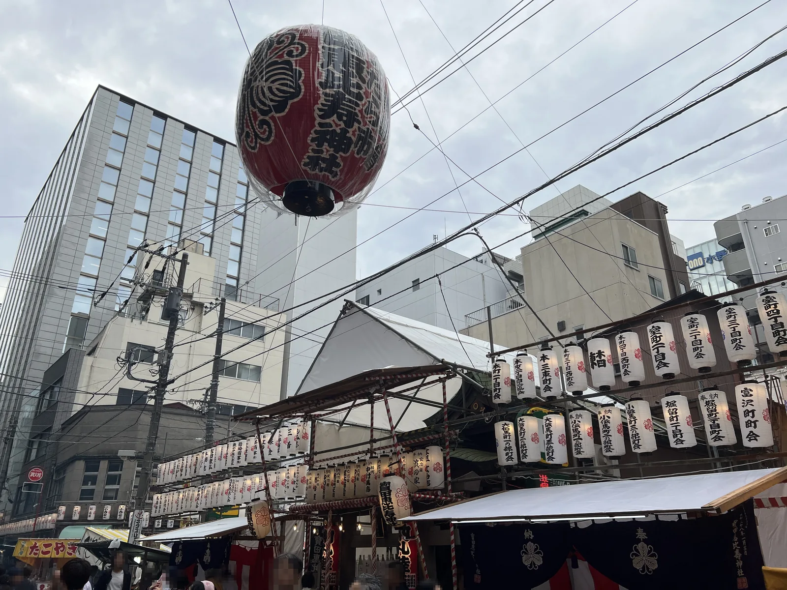 宝田恵比寿神社の上に吊るされた大きな赤い提灯と町会の提灯