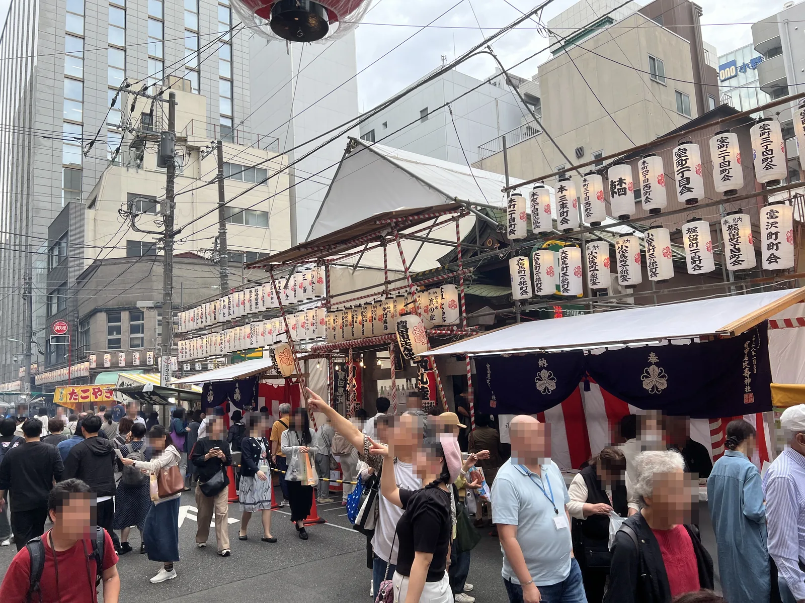 べったら市の日の宝田恵比寿神社の周りのにぎわい