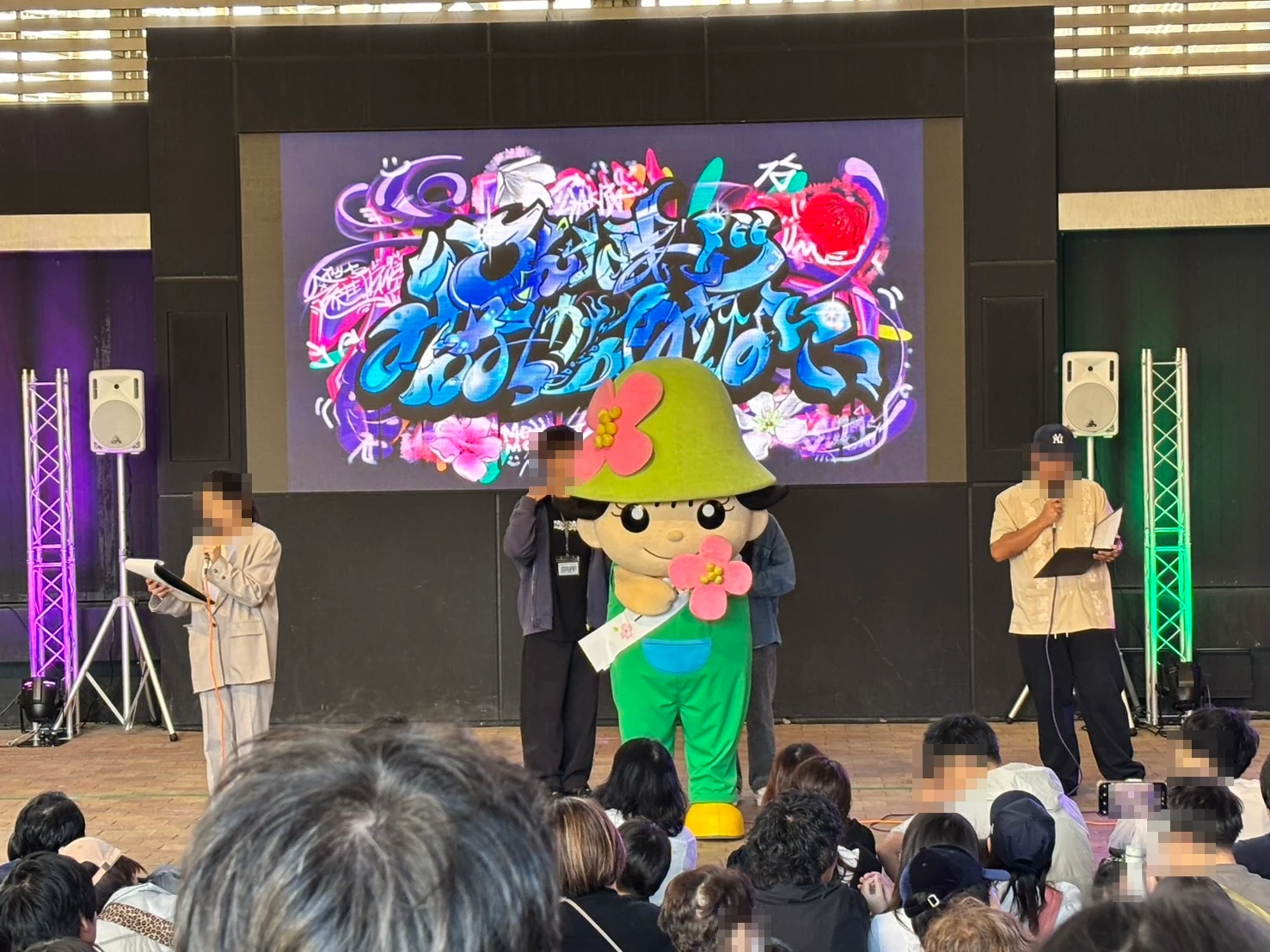 ステージに登場した港北区ミズキーと司会の2人