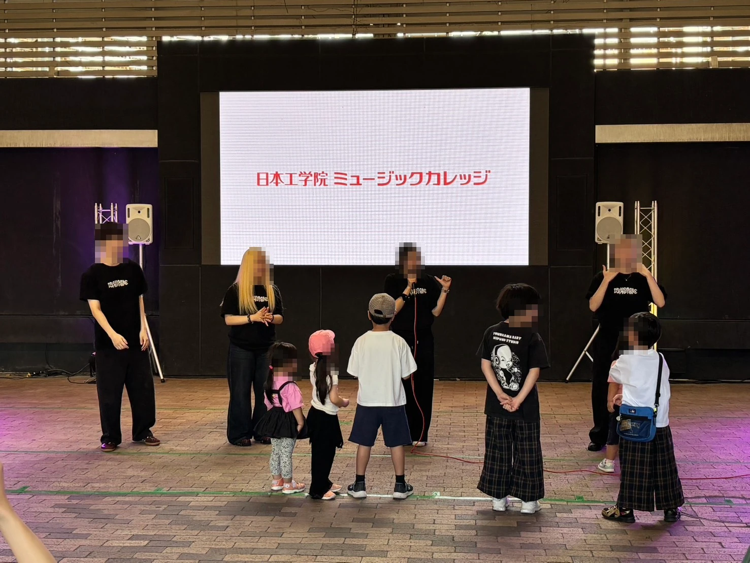 日本工学院ミュージックカレッジの画面の前で学生と子どもたちが参加したダンス体験