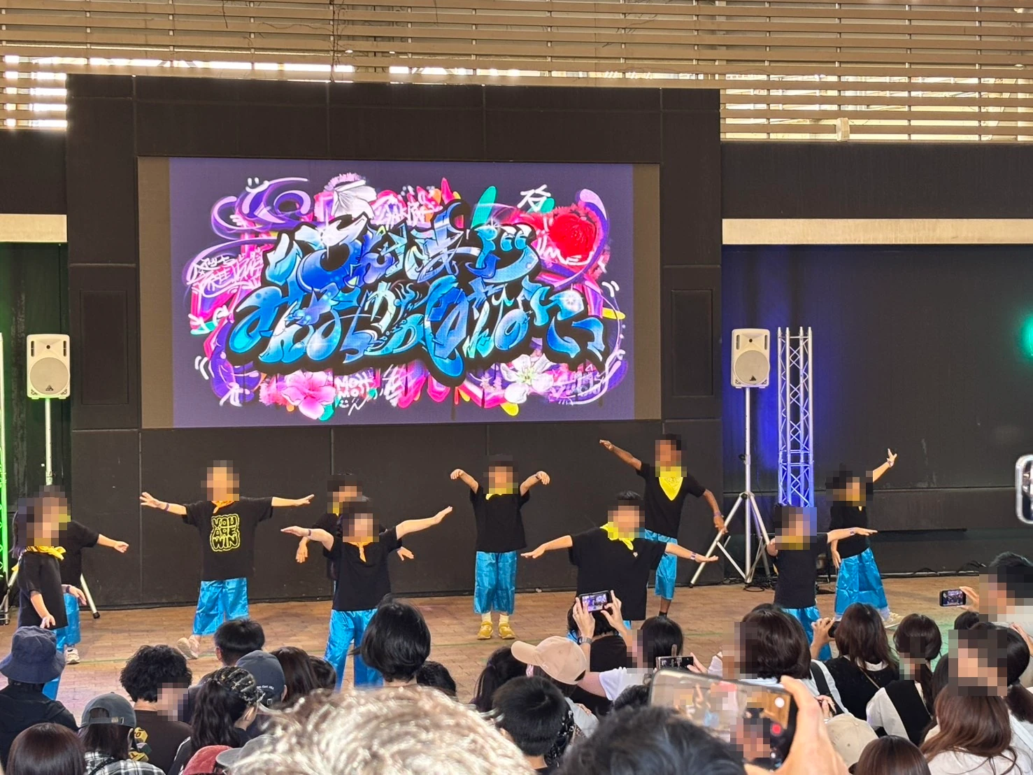 黒いTシャツと青いパンツのチームが踊るダンスショーケース