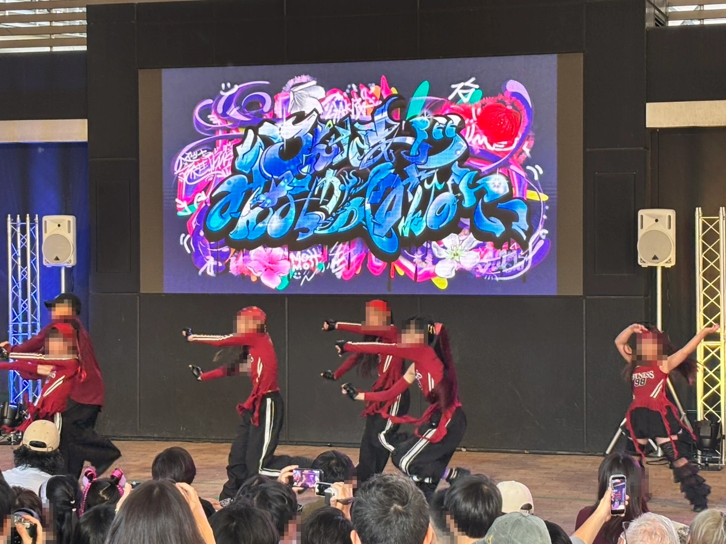 赤い衣装のチームが踊るダンスショーケース