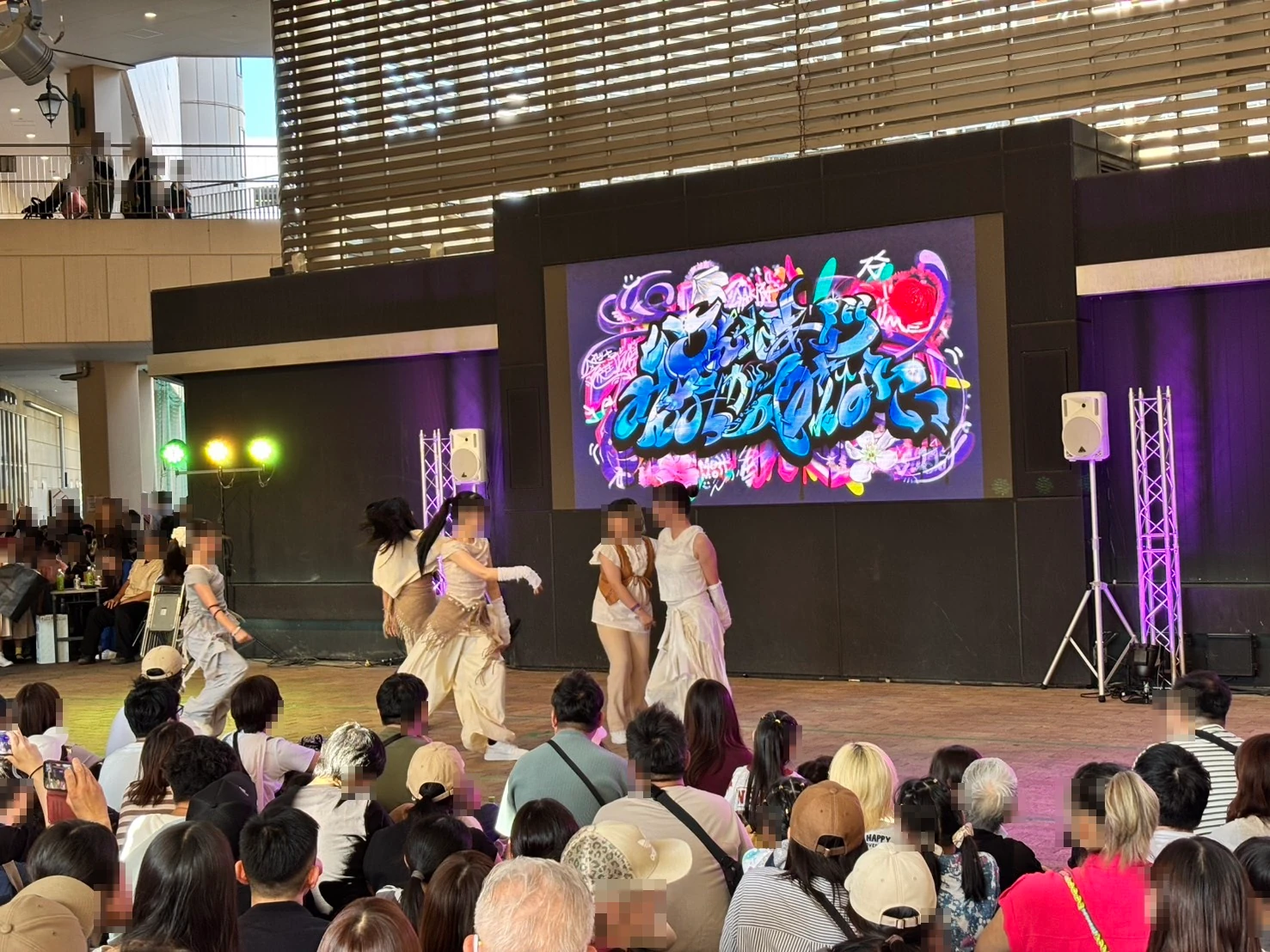 白とベージュの衣装のチームが踊るダンスショーケース