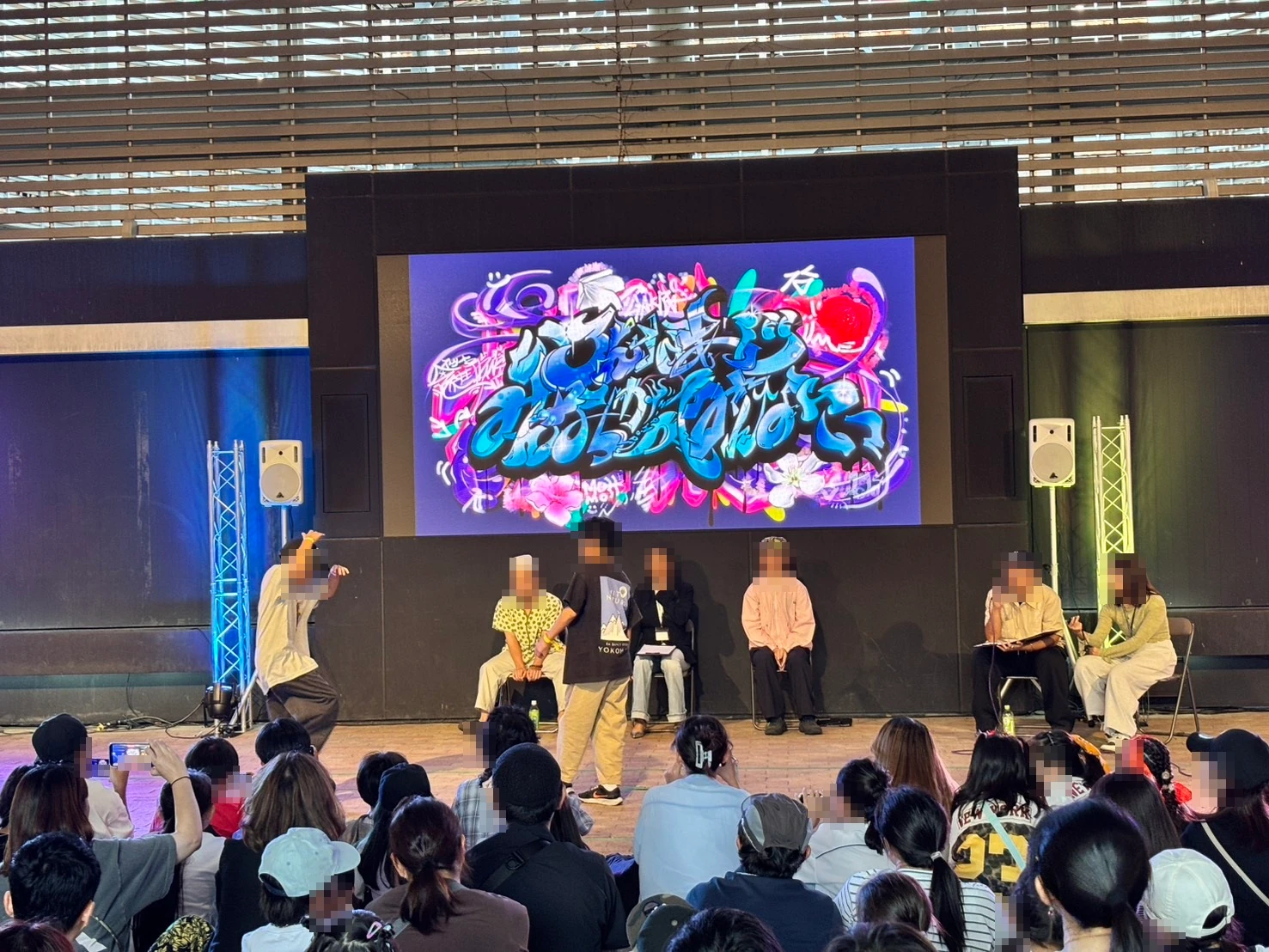 審査員の前で踊るフリースタイルダンスソロバトルの出場者