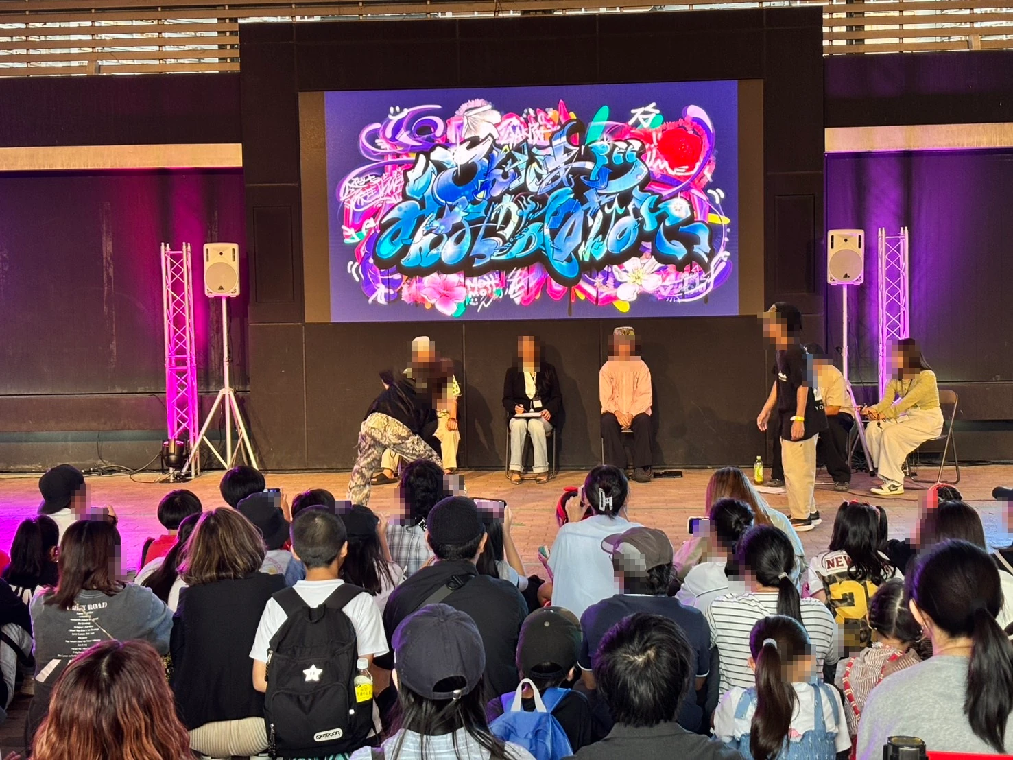 ステージの奥に座る審査員と司会の前で行われたダンスソロバトル