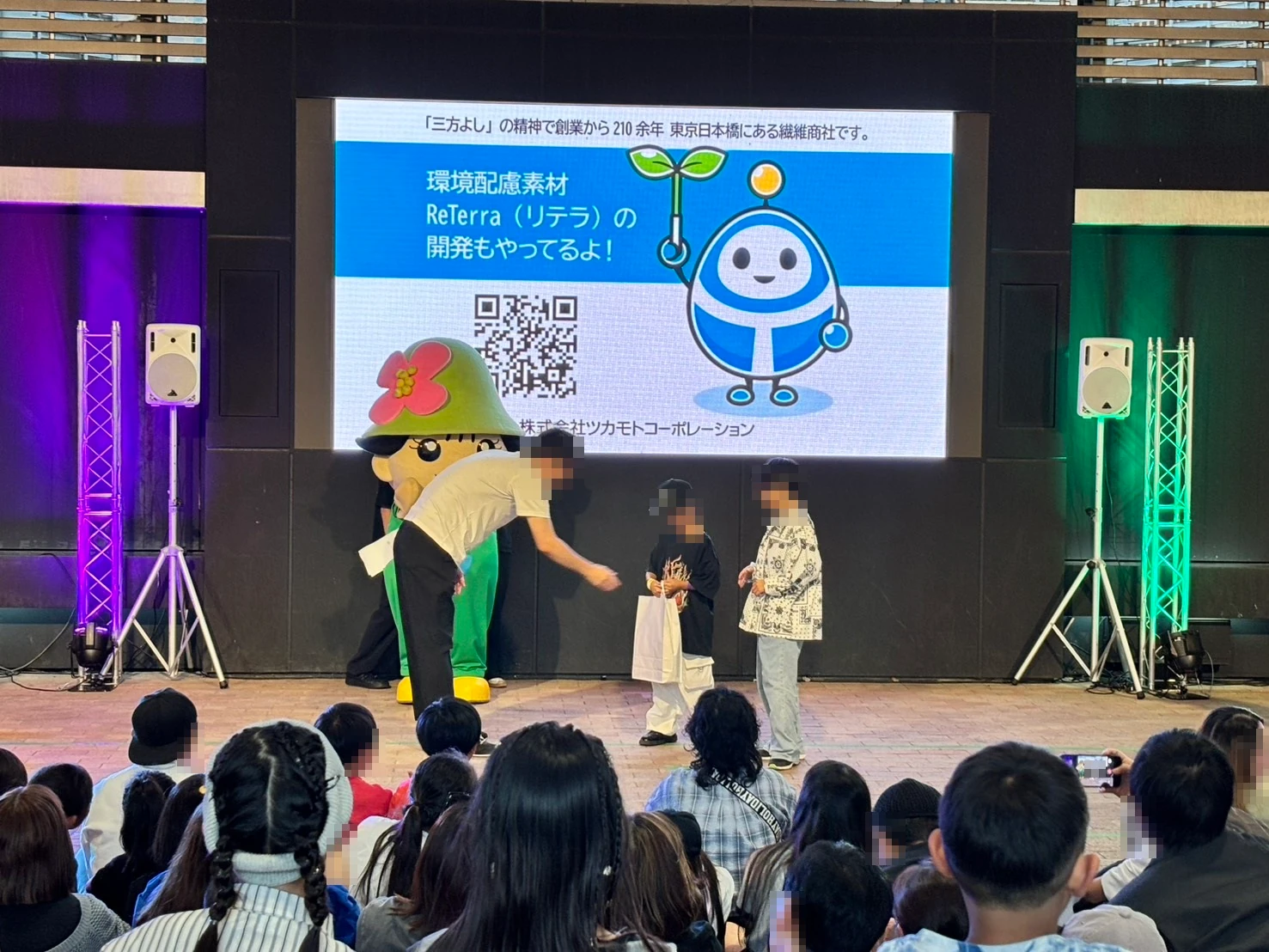 後ろの画面にリテラの紹介が映る表彰式の様子と港北区ミズキー