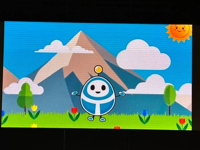 山と花の景色の中にリテラんが現れるスクリーンのアニメーション